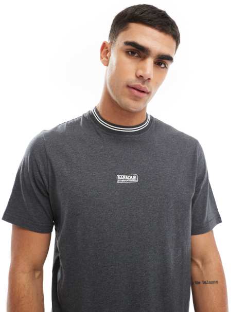 Barbour International – T-Shirt in Dunkelgrau mit mittigem Logo und Zierstreifen - view 1