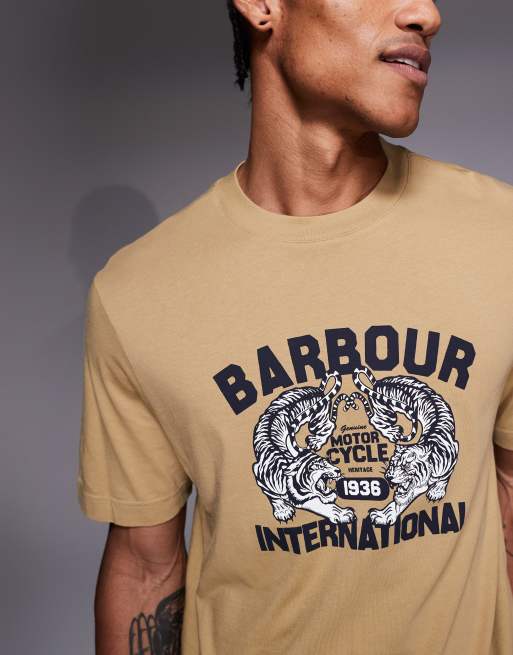 Barbour International – Talisman – T-Shirt in Beige mit Grafik-Logo, 5 von 5