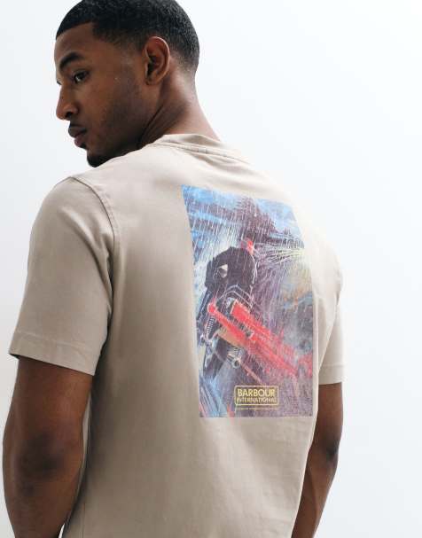 Barbour International Taylor Archive kortärmad t-shirt med grafiskt logotryck och tryck på ryggen i betonggrå - view 1