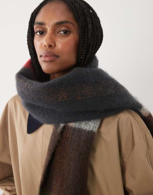 Barbour Isla Boucle chunky knit tartan check knit scarf in green, 3 of 3