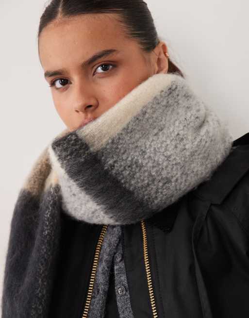 Barbour Isla Boucle chunky knit tartan check knit scarf in navy/white, 3 of 3