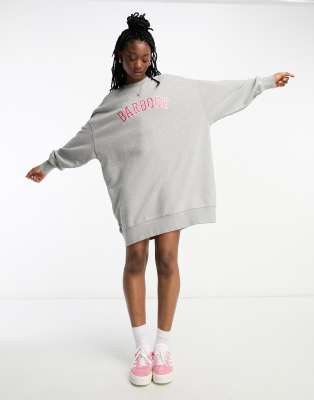 Barbour x ASOS - Oversize-Sweatshirt-Kleid in Grau mit College-Logo