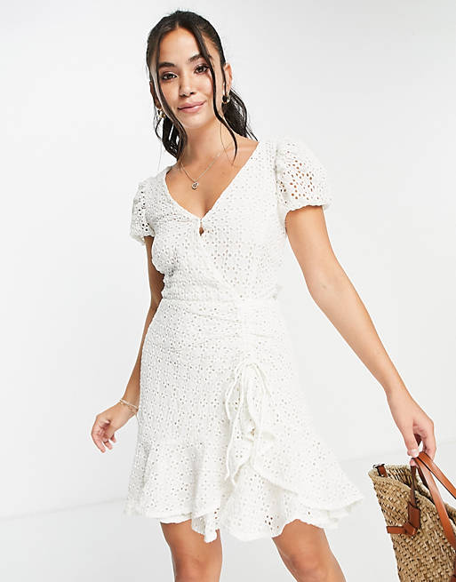 Bardot – Biała haftowana sukienka mini z bufkami