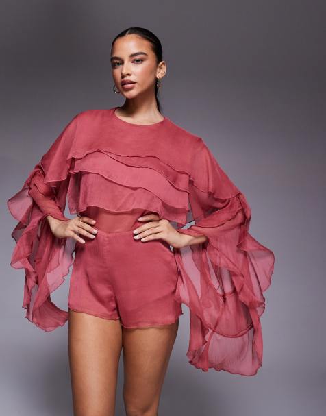 Bardot – Carson – Chiffon-Playsuit in Rosé mit transparenten Rüschen-Cape und auffälligen Ärmeln - view 1