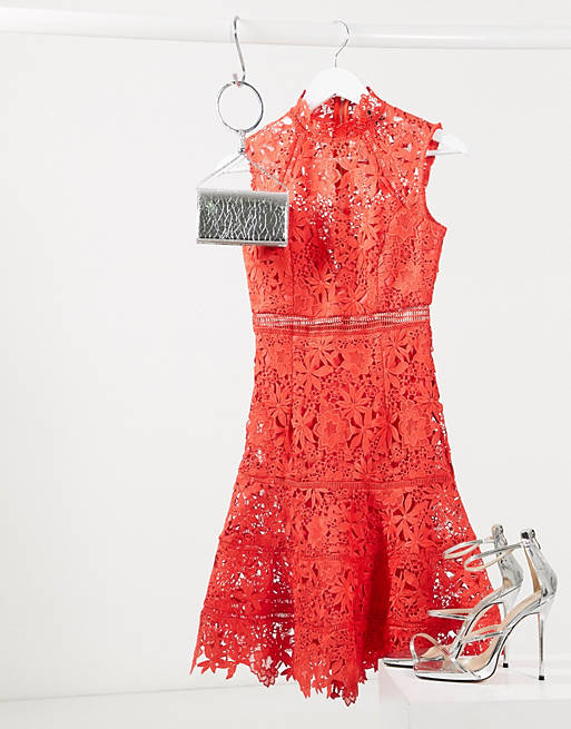 Bardot – Czerwona koronkowa sukienka midi z obniżoną talią