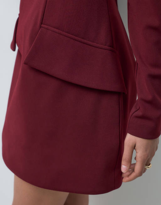 Bardot hoogsluitende mini-jurk met schoudervulling, borstzakdetail in bordeauxrood, 3 van 4