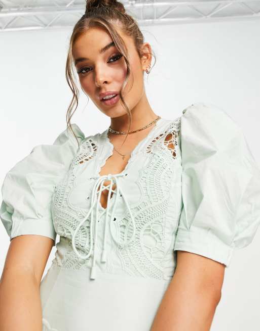 Bardot – Im Zierdeckchendesign besticktes Kleid in Salbeigrün mit Puffärmeln und Zierausschnitt, 2 von 4