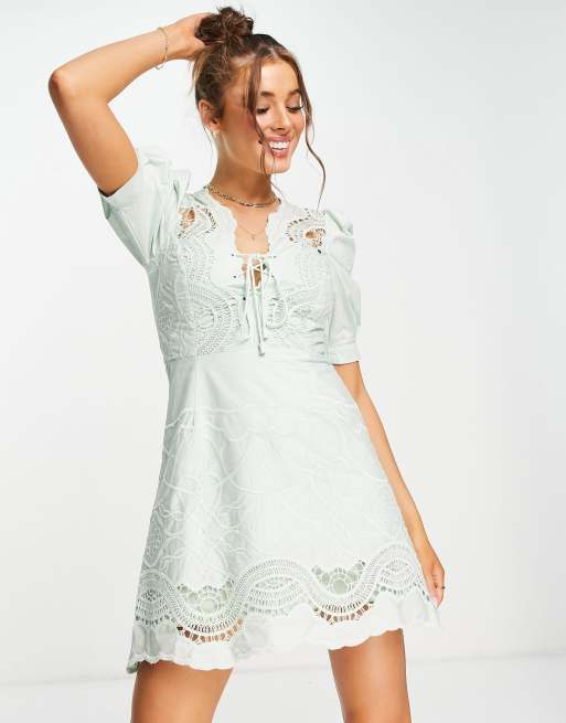Bardot – Im Zierdeckchendesign besticktes Kleid in Salbeigrün mit Puffärmeln und Zierausschnitt, 3 von 4