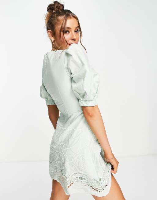 Bardot – Im Zierdeckchendesign besticktes Kleid in Salbeigrün mit Puffärmeln und Zierausschnitt, 4 von 4