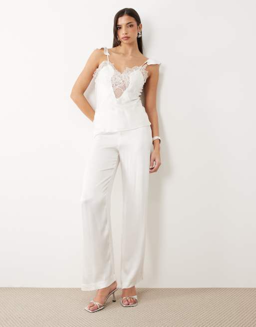 Bardot - Ivy - Caraco d'ensemble à col V et bretelles volantées avec détails en dentelle - Blanc orchidée, 2 de 4