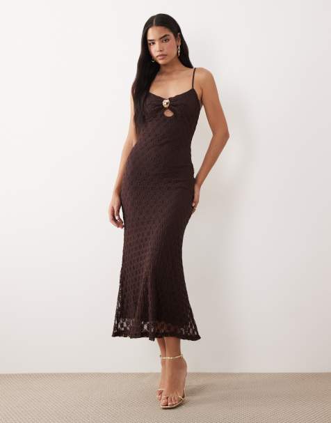 Bardot – Karla – Midi-Trägerkleid aus Spitze und Netzstoff in Schokobraun mit goldfarbenem Besatz - view 1