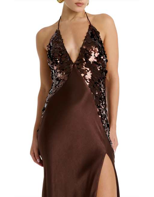 Bardot maxi jurk met lovertjes, cami, halternek, open rug en split in chocoladebruin, 2 van 3