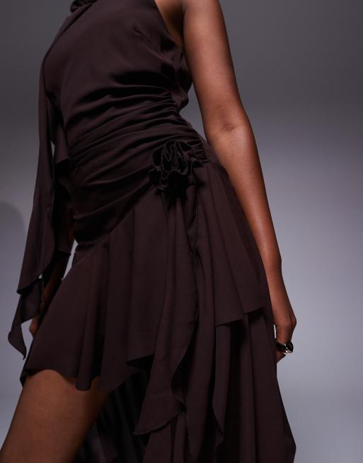 Bardot – Minikleid in Schokobraun mit Rüschen und Ansteckblumendetail, 3 von 4