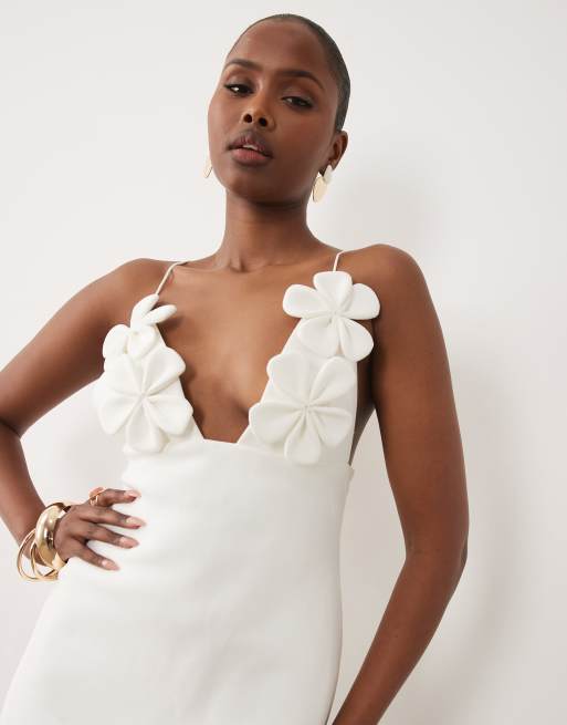 Bardot – Minikleid in Weiß mit Blumenapplikation an der Brust, 3 von 4