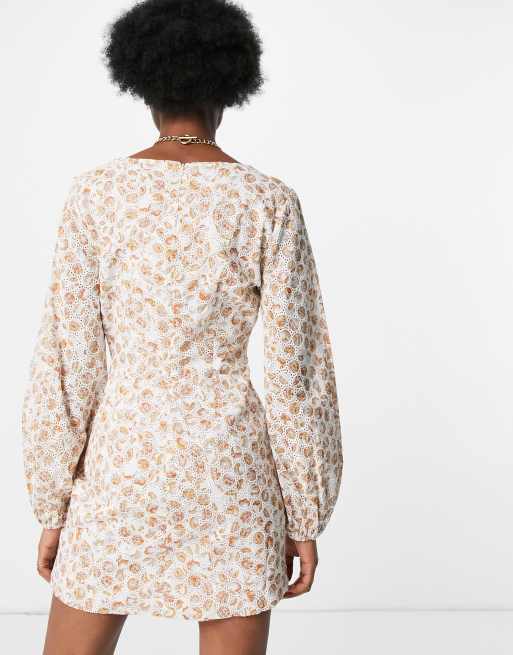 Bardot – Minikleid mit gemischtem Blumendruck, Ballonärmeln, Knopfdetails und Schlitz, 2 von 4