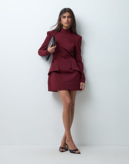 Bardot-Minikleid mit hohem Kragen, Schulterpolstern, Fronttaschendetail in Burgunderrot, 2 von 4
