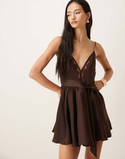 Bardot - Natalia - Robe courte en satin à décolleté plongeant bordé de dentelle avec ourlet fluide et détail ceinture - Chocolat foncé - view 1