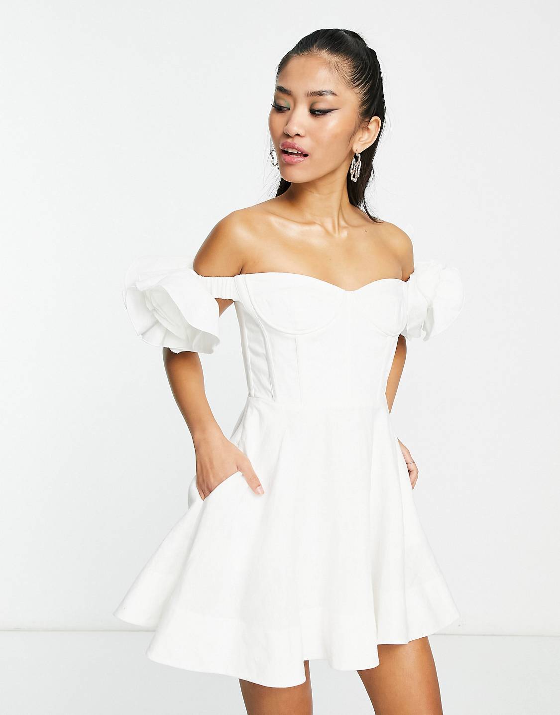 Bardot – Robe courte corsetée à manches volantées – Blanc Robes de mariée courtes The Wedding Explorer