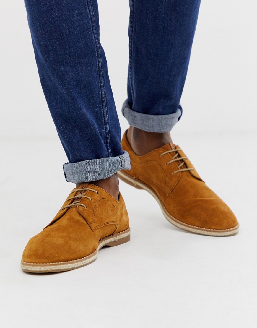 Base London – Kinch – Guldbruna skor i mocka med snörning-Beige