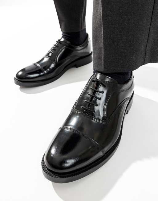 Base London Roma toe cap shoe in black, 3 of 4