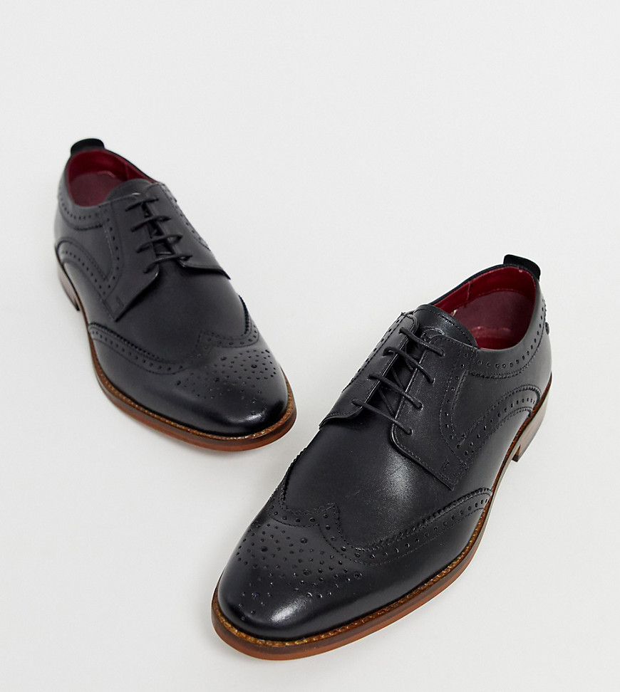 Base London – Wide Fit – Motif – Svarta brogue-skor i läder