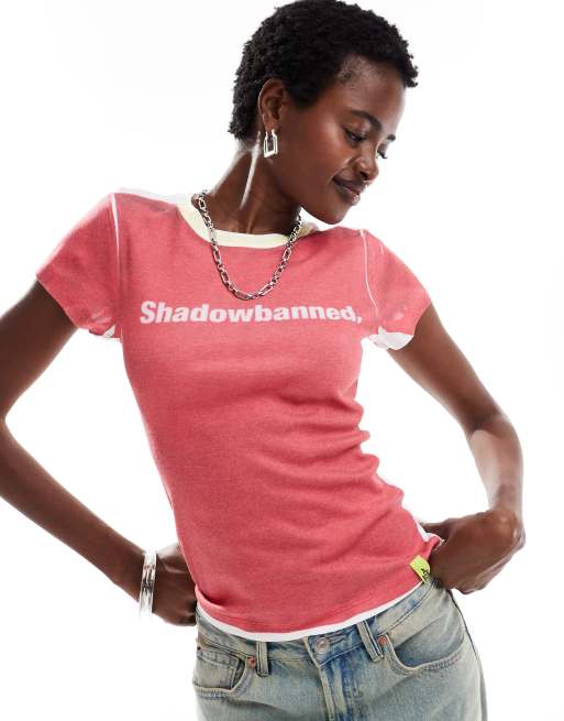 Basic Pleasure Mode – Biało-czerwony krótki i obcisły T-shirt z napisem „Shadow“