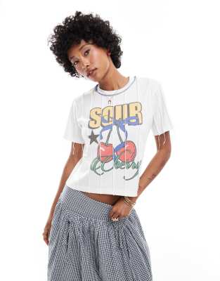 Basic Pleasure Mode - Buntes T-Shirt mit „Sour"-Kirsch-Print und gespleißtem Design-Weiß