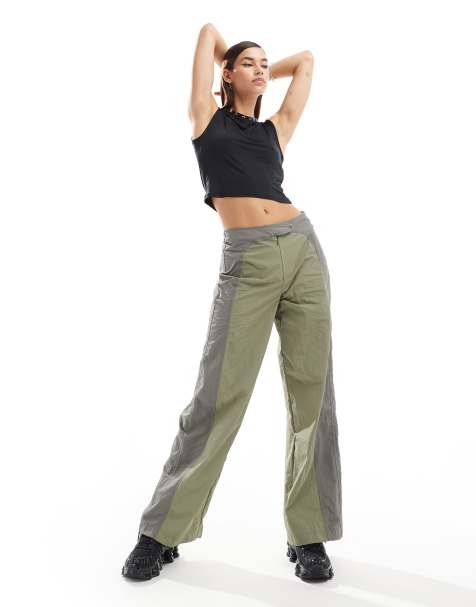 Basic Pleasure Mode – Cargohose in Khakigrau mit Bahnendesign, Haken und Ösen - view 1