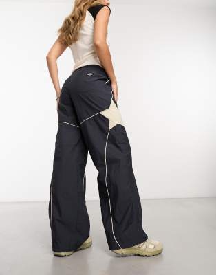 Basic Pleasure Mode – Cargohose in Überlänge in Schwarz mit Sternapplikation