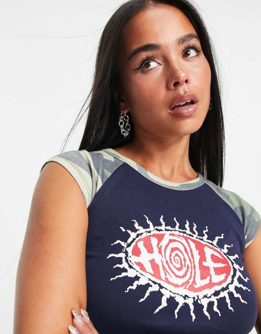 Basic Pleasure Mode - Gekrompen T-shirt met 'Hole'-print en mouwen met camouflageprint in marineblauw