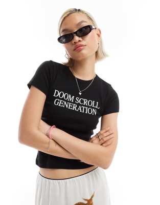 Basic Pleasure Mode - Knapp geschnittenes T-Shirt in Schwarz mit „Doom Scroll"-Print