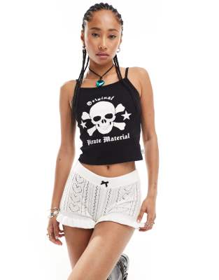 Basic Pleasure Mode - Knappes Camisole-Oberteil in Schwarz mit „Pirate Material"-Print