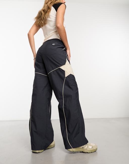 Basic Pleasure Mode - Sorte cargobukser med stjernedetaljer i puddle-stil