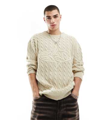 Basic Pleasure Mode – Strickpullover in gebrochenem Weiß mit Zopfmuster und Stickerei