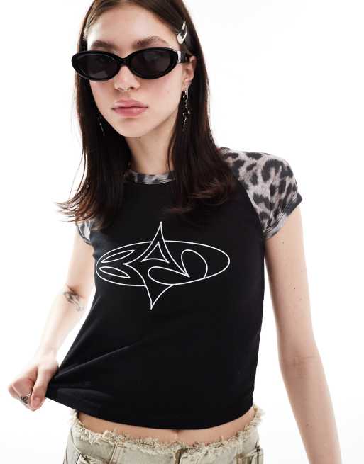 Basic Pleasure Mode – Svart leopardmönstrad t-shirt med tryck
