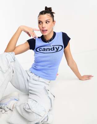 Basic Pleasure Mode - T-Shirt aus Strick in Babyblau mit „Candy"-Slogan