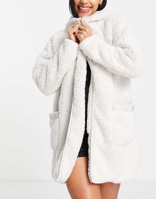 Bata beis cálida con capucha de sherpa de River Island