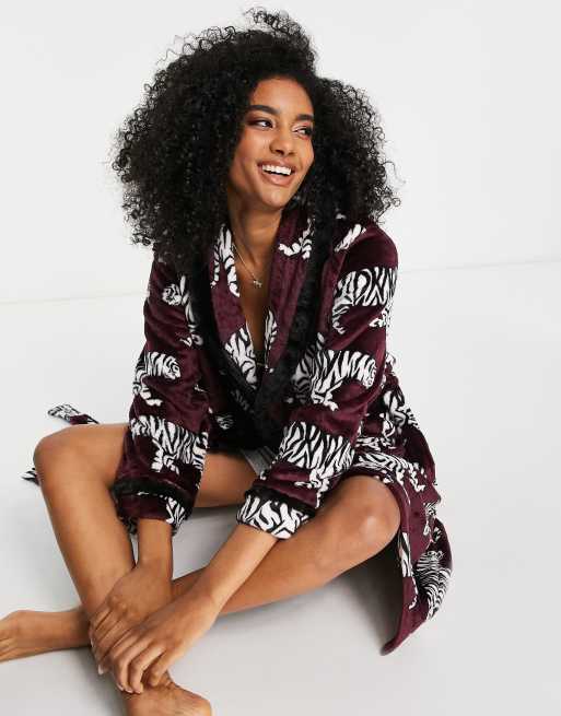 Bata burdeos con estampado de corazones de chenilla de DKNY