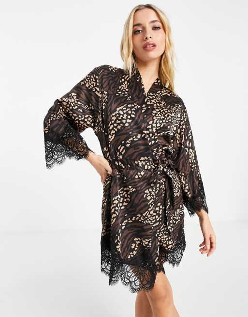 Bata con estampado animal sobre base oscura de satén de Loungeable (parte de un conjunto)