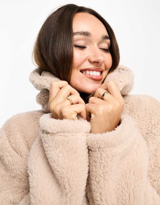 Bata larga color visón con capucha de sherpa muy suave de Loungeable, 2 de 4