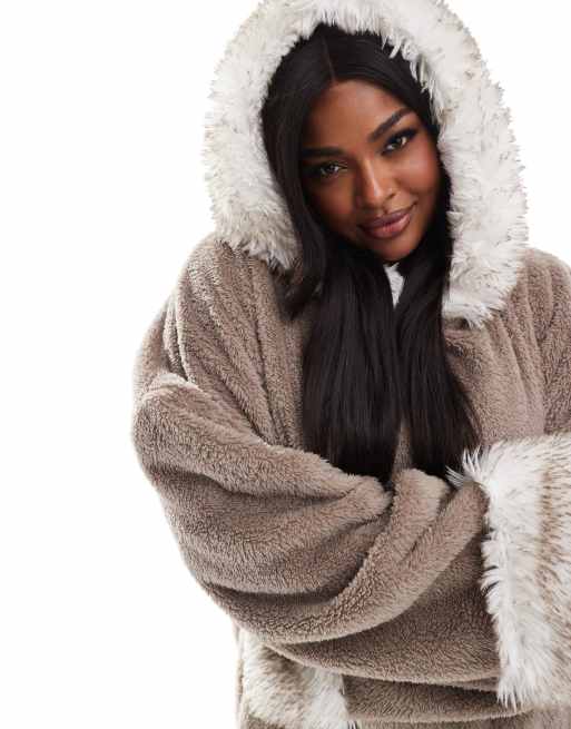 Bata marrón visón estilo sudadera con capucha de borreguito y piel sintética de Loungeable Curve, 3 de 4
