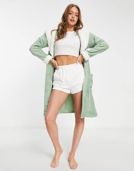 Bata verde medio con capucha de Chelsea Peers