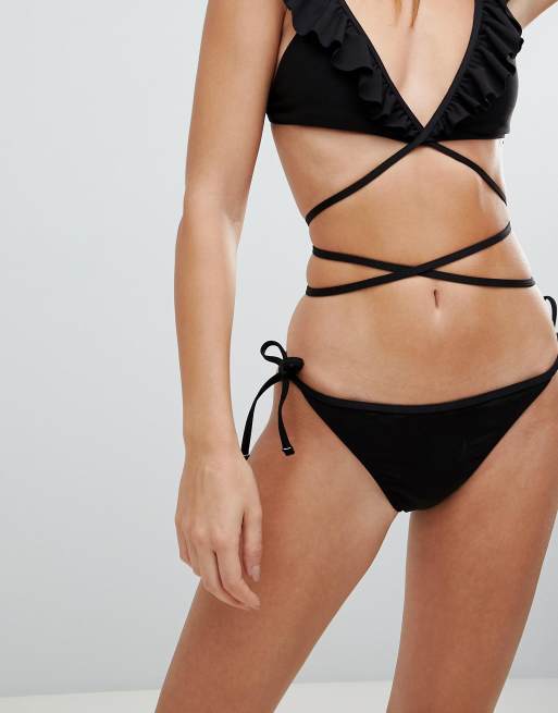 Bay sort bikinitrusse med snøre i siden fra Fashion Union