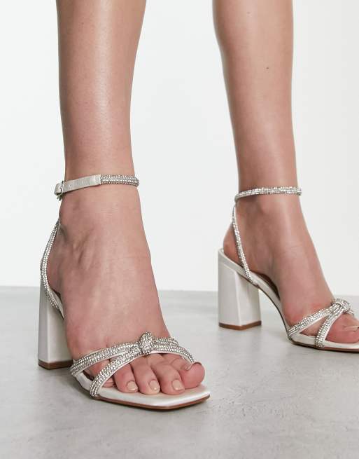 Be Mine – Abina – Elfenbensvita utsmyckade sandaler i satin