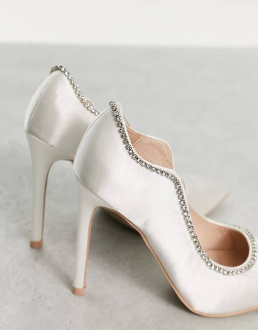 Be Mine – Aditi – Verzierte Absatzschuhe aus Satin in Elfenbeinweiß, 4 von 4