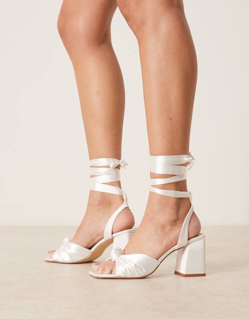 Be Mine - Alt til bruden - Caralina - Elfenbenshvide sandaler med blokhæl og plisseringer i satin, 4 af 4