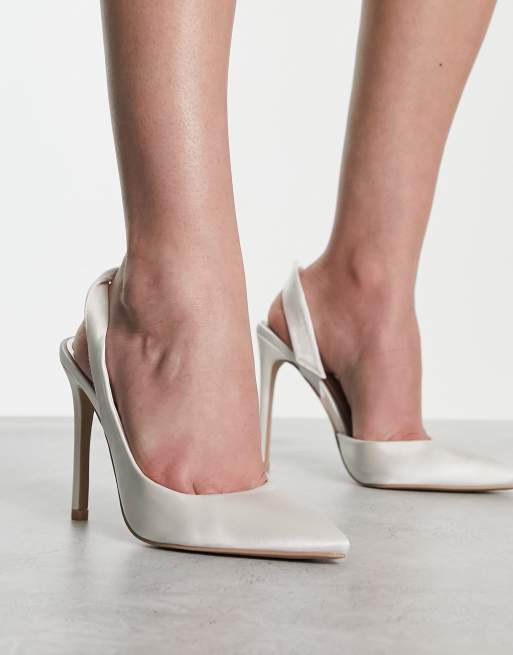 Be Mine – Arilla – Satynowe buty w kolorze kości słoniowej ze skręconym tyłem