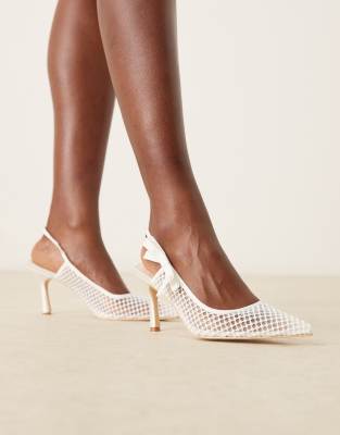 Be Mine - Benni - Chaussures à talon en satin à bride arrière et naud pour mariée - Ivoire-Blanc