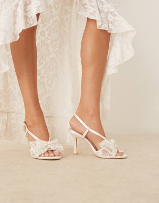 Be Mine Bridal – Dove – Sandały na obcasie z koronkową kokardką w kolorze kości słoniowej - view 1