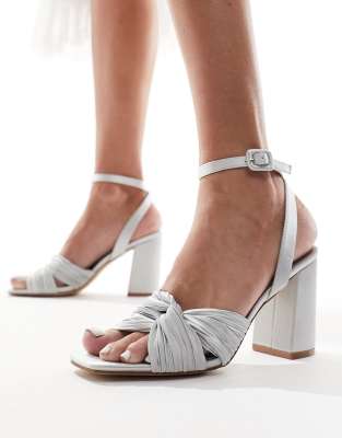 Be Mine Bridal - Exclusive Snuggle - Plissierte Absatzsandalen aus Satin in frostigem Silber mit Blockabsatz